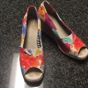 Toms Floral Wedges size 10